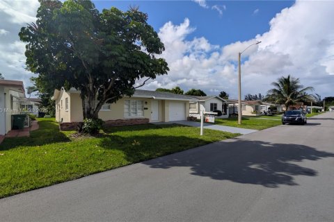 House in Tamarac, Florida 2 bedrooms, 80.64 sq.m. № 1945521 - photo 6