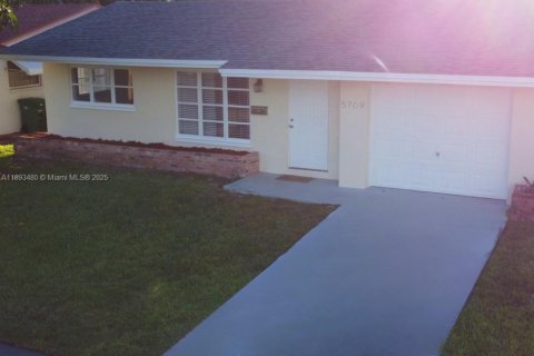 House in Tamarac, Florida 2 bedrooms, 80.64 sq.m. № 1945521 - photo 3