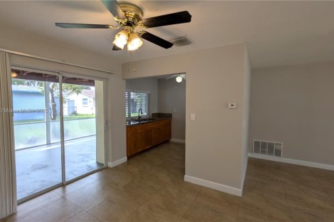 House in Tamarac, Florida 2 bedrooms, 80.64 sq.m. № 1945521 - photo 19