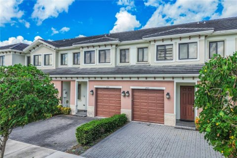 Купить таунхаус в Майами, Флорида 3 спальни, 154.22м2, № 2055817 - фото 1