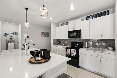 House in Tampa, Florida 6 bedrooms, 312.34 sq.m. № 1805501 - photo 8