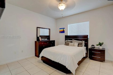 Casa en venta en Miami, Florida, 3 dormitorios, 253.34 m2 № 2002101 - foto 26
