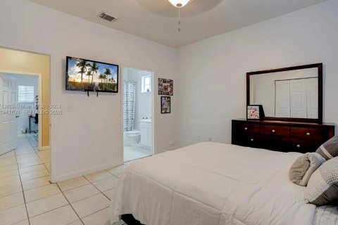 Casa en venta en Miami, Florida, 3 dormitorios, 253.34 m2 № 2002101 - foto 13