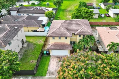 Casa en venta en Miami, Florida, 3 dormitorios, 253.34 m2 № 2002101 - foto 9