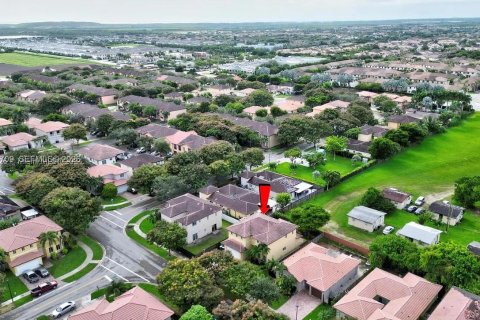 Casa en venta en Miami, Florida, 3 dormitorios, 253.34 m2 № 2002101 - foto 4