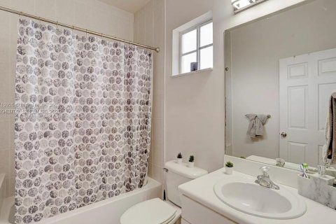 Casa en venta en Miami, Florida, 3 dormitorios, 253.34 m2 № 2002101 - foto 27