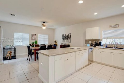 Casa en venta en Miami, Florida, 3 dormitorios, 253.34 m2 № 2002101 - foto 18