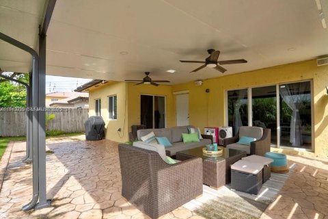 Casa en venta en Miami, Florida, 3 dormitorios, 253.34 m2 № 2002101 - foto 10