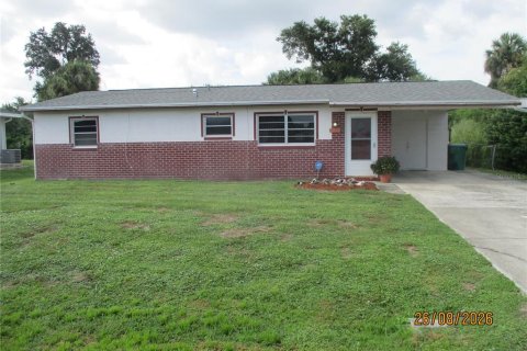 House in Port Charlotte, Florida 2 bedrooms, 94.76 sq.m. № 2322307