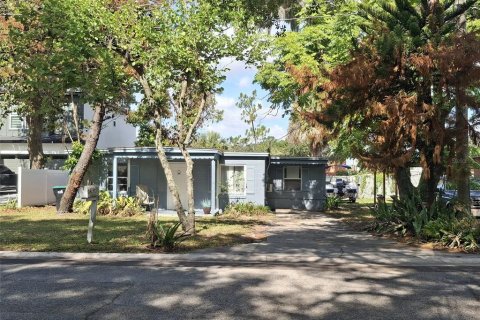 House in Orlando, Florida 4 bedrooms, 302.68 sq.m. № 2259458