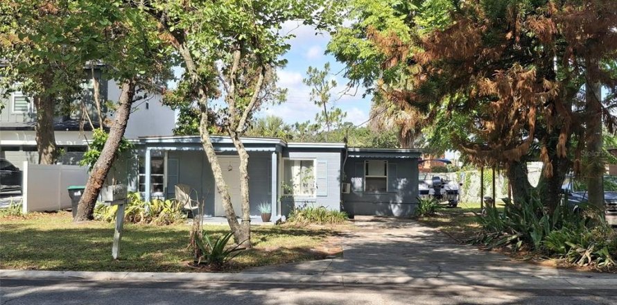 House in Orlando, Florida 4 bedrooms, 302.68 sq.m. № 2259458