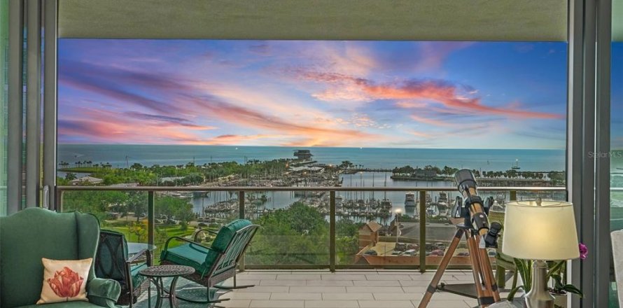 Condominio en Saint Petersburg, Florida, 3 dormitorios  № 1614642