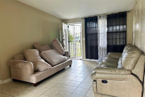 House in Tampa, Florida 3 bedrooms, 82.5 sq.m. № 1810882 - photo 4
