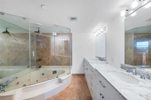 Купить кондоминиум в Майами, Флорида 2 спальни, 117.8м2, № 2430099 - фото 18