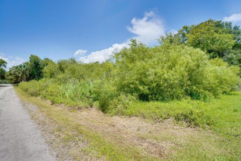 Commercial property in St. Lucie, Florida № 2242881
