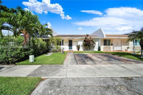 Touwnhouse à vendre à Miami, Floride: 2 chambres, 94.76 m2 № 2084276 - photo 1