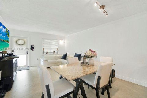 Touwnhouse à vendre à Miami, Floride: 2 chambres, 94.76 m2 № 2084276 - photo 7