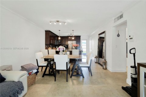 Touwnhouse à vendre à Miami, Floride: 2 chambres, 94.76 m2 № 2084276 - photo 5