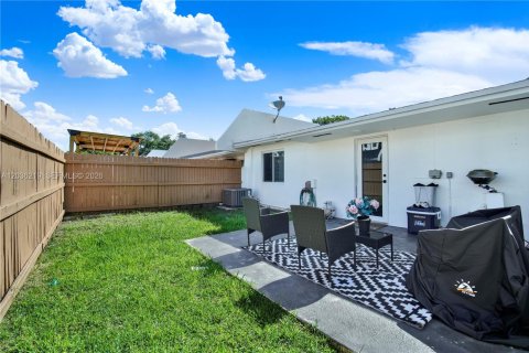 Touwnhouse à vendre à Miami, Floride: 2 chambres, 94.76 m2 № 2084276 - photo 19