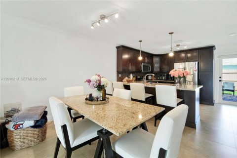 Touwnhouse à vendre à Miami, Floride: 2 chambres, 94.76 m2 № 2084276 - photo 6