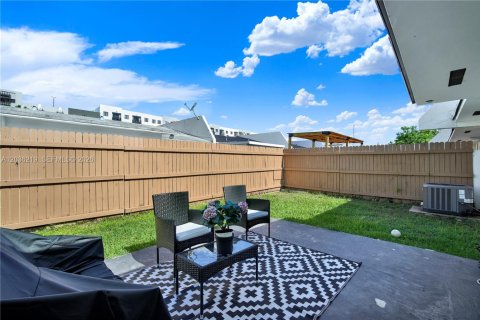 Touwnhouse à vendre à Miami, Floride: 2 chambres, 94.76 m2 № 2084276 - photo 18