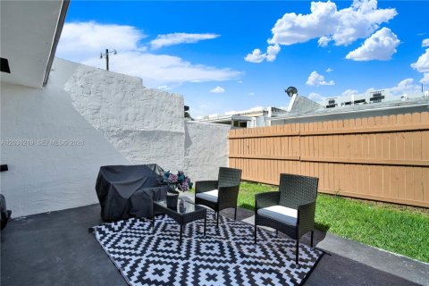 Touwnhouse à vendre à Miami, Floride: 2 chambres, 94.76 m2 № 2084276 - photo 20