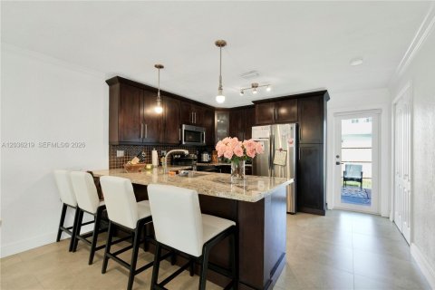 Touwnhouse à vendre à Miami, Floride: 2 chambres, 94.76 m2 № 2084276 - photo 8