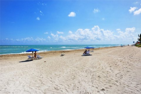 Copropriété à louer à Bal Harbour, Floride: 2 chambres, 98.1 m2 № 1861107 - photo 22