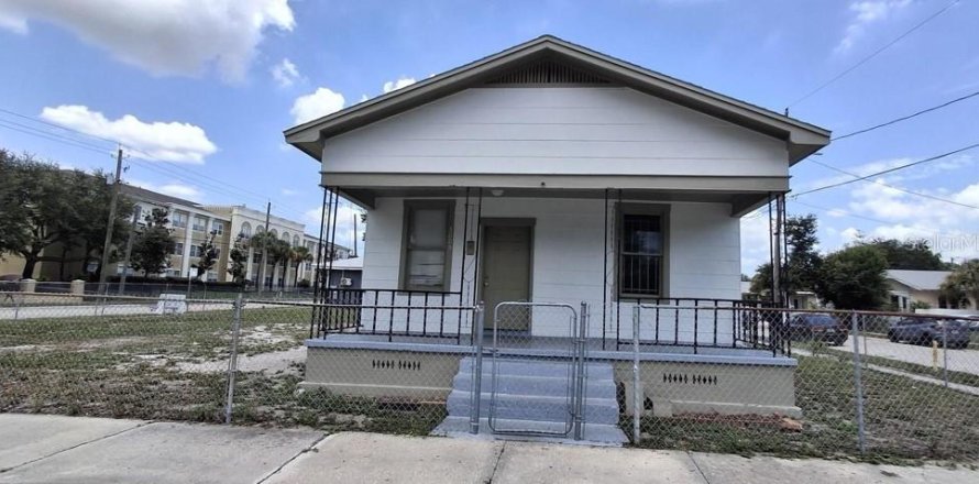 House in Tampa, Florida 2 bedrooms, 84.73 sq.m. № 2239783