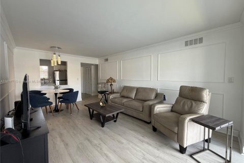 Condo in Sunrise, Florida, 1 bedroom  № 1896567 - photo 11
