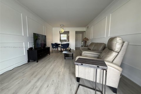 Condo in Sunrise, Florida, 1 bedroom  № 1896567 - photo 13