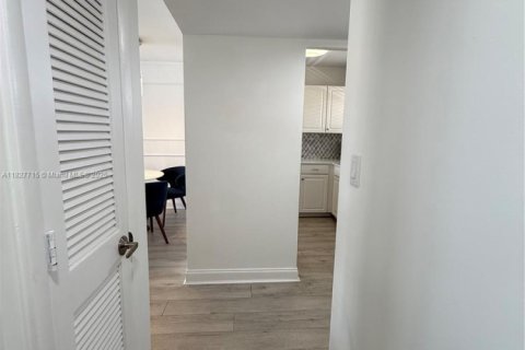 Condo in Sunrise, Florida, 1 bedroom  № 1896567 - photo 29