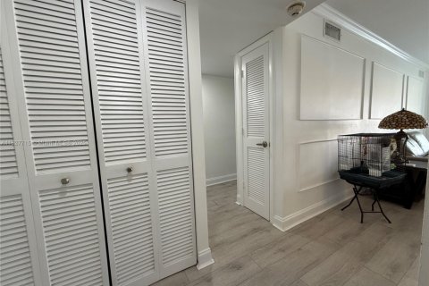 Condo in Sunrise, Florida, 1 bedroom  № 1896567 - photo 6