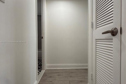 Condo in Sunrise, Florida, 1 bedroom  № 1896567 - photo 17