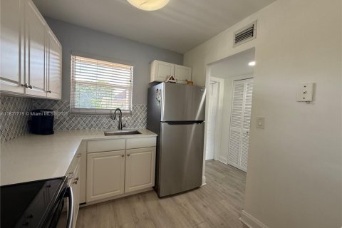 Condo in Sunrise, Florida, 1 bedroom  № 1896567 - photo 4