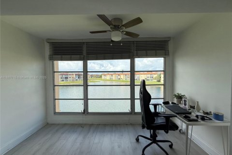 Condo in Sunrise, Florida, 1 bedroom  № 1896567 - photo 15