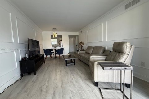 Condo in Sunrise, Florida, 1 bedroom  № 1896567 - photo 12