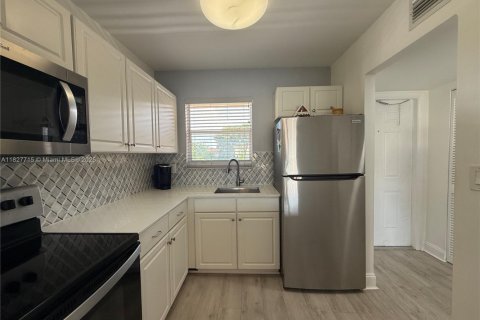 Condo in Sunrise, Florida, 1 bedroom  № 1896567 - photo 2