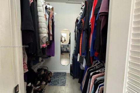 Condo in Sunrise, Florida, 1 bedroom  № 1896567 - photo 27