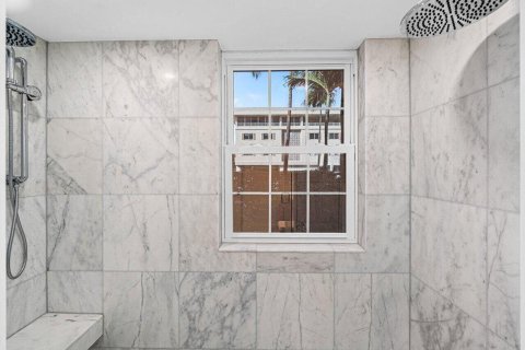 Condo in Palm Beach, Florida, 2 bedrooms  № 2158419 - photo 18