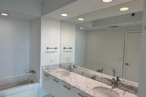 Condo in Miami, Florida, 1 bedroom  № 1956226 - photo 11