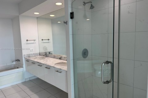 Condo in Miami, Florida, 1 bedroom  № 1956226 - photo 12