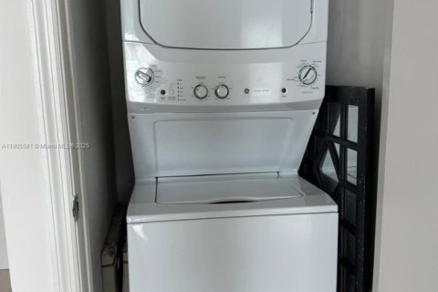 Condo in Miami, Florida, 1 bedroom  № 1956226 - photo 14