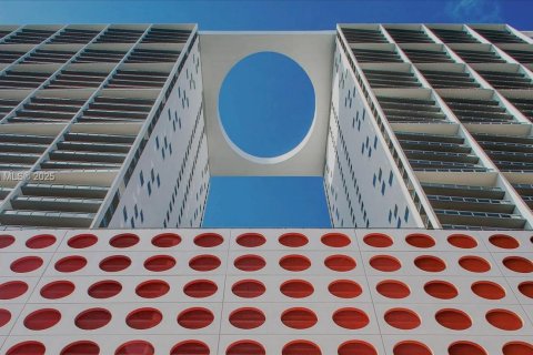 Condo in Miami, Florida, 1 bedroom  № 1956226 - photo 3