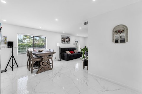 House in Homestead, Florida 3 bedrooms, 88.16 sq.m. № 1842511 - photo 17