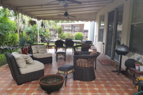 Снять в аренду коммерческую недвижимость в Майами, Флорида 1 спальня, 168.99м2, № 2060330 - фото 9