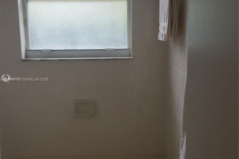 Снять в аренду коммерческую недвижимость в Майами, Флорида 1 спальня, 168.99м2, № 2060330 - фото 4