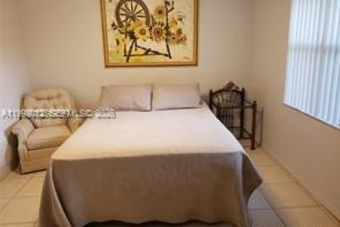 Коммерческая недвижимость в Майами, Флорида 1 спальня, 168.99м2 № 2060330