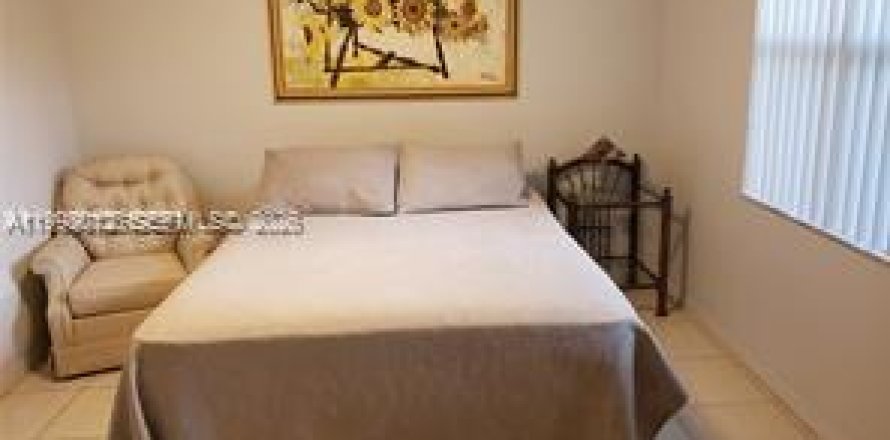 Коммерческая недвижимость в Майами, Флорида 1 спальня, 168.99м2 № 2060330