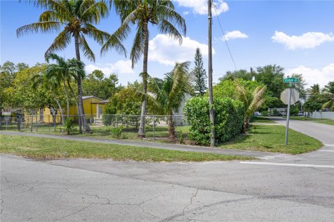 Casa en venta en Opa-locka, Florida, 2 dormitorios, 80.08 m2 № 2058221 - foto 6